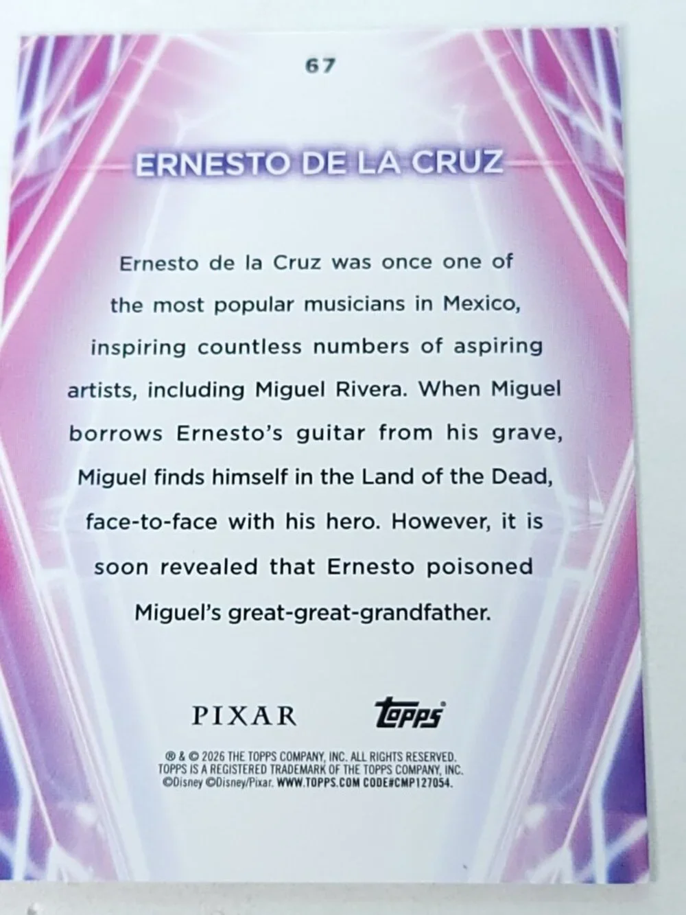 Ernesto De La Cruz Topps 2026 Disney Neon Gold Holo Refractor Limited 32/50 - Picture 4 of 4